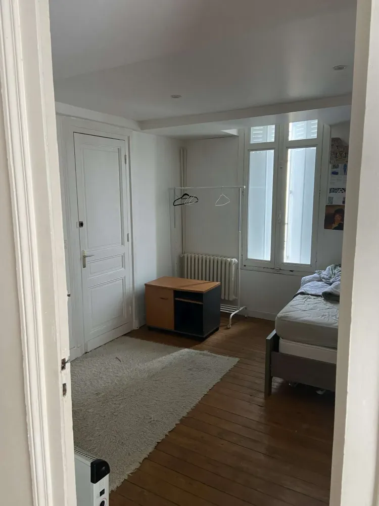 chambre-avec-rangements-coloc-bordeaux-centre.jpg