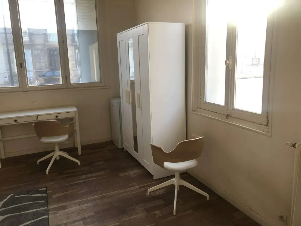 chambre-spacieuse-colocation-bordeaux-centre.jpg