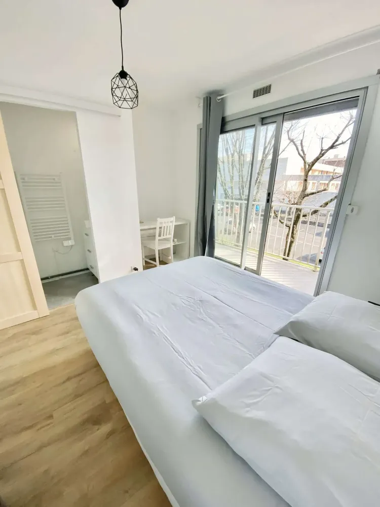 r1-chambre-avec-bureau-coloc-bordeaux-sud.jpg