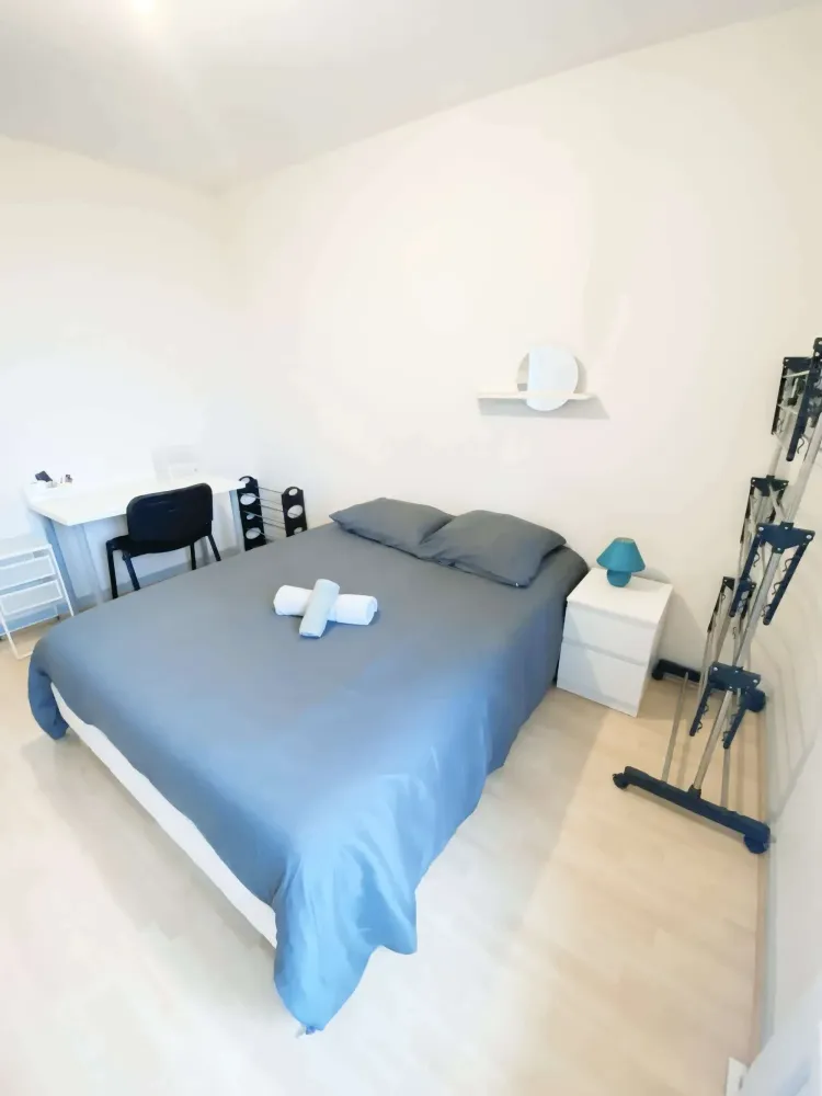 p1-chambre-avec-bureau-et-rangements-bordeaux-sud.jpg