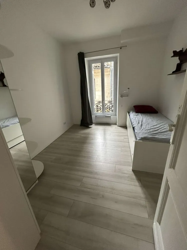 ec1-chambre-avec-rangement-appartement.jpg